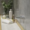 una pared de baño revestida con Xtone Fior Di Bosco