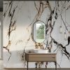 una encimera una isla, encimera y frente entrada de una casa con paredes revestidas con Xtone Paonazzo Biondo en una cocina con muebles de madera en un lavabo de baño