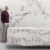 Arik Levy junto a una bañera Compac Ice Max Viola