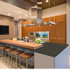 isla isla cocina Equs Metal Grey en una cocina con madera y muebles blancos