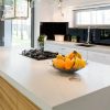 una cocina con isla y encimera Equs Venatino