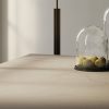 isla Sapienstone Crema Avorio en una cocina blanca