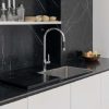 una cocina con revestimiento Sapienstone Dark Marquina