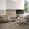 chimenea Xtone Aged Clay de Porcelanosa en una sala de estar