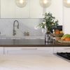 una cocina con encimera Xtone Calacatta Antico y frente haciendo juego