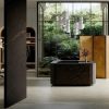 un baño con una bañera y una columna revestida en Xtone Calatorao