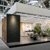 la losa Xtone Calatorao en primer plano en una exposicion Porcelanosa