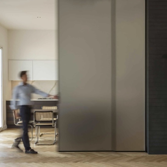 revestimiento pared oficin Laminam Calce Nero