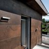 una fachada exterior con revestimiento Laminam Ossido Bruno