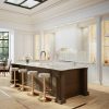una cocina de lujo con encimeras Laminam Taj Mahal