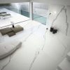 sala de estar y azulejos suelo efecto mármol Laminam Statuario Altissimo