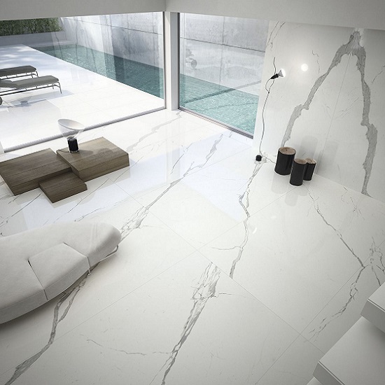 sala de estar y azulejos suelo efecto mármol Laminam Statuario Altissimo