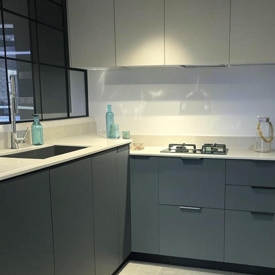 cocina blanca con Laminam Blanco Mijas