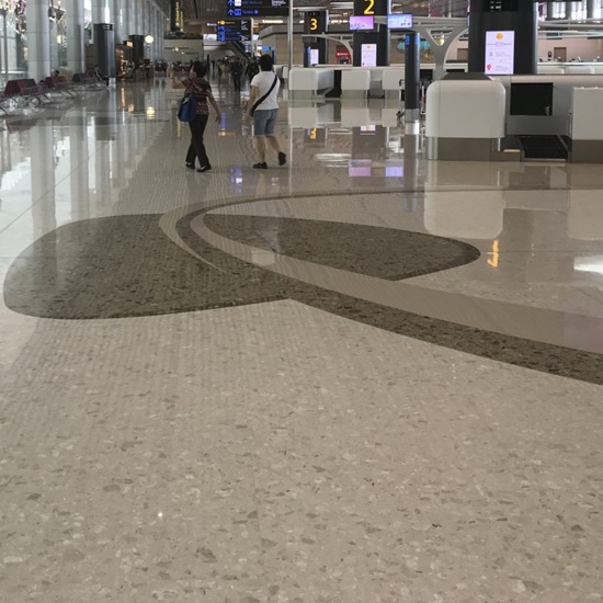 encimera terrazo beige con mármol blanco Perlato Royal