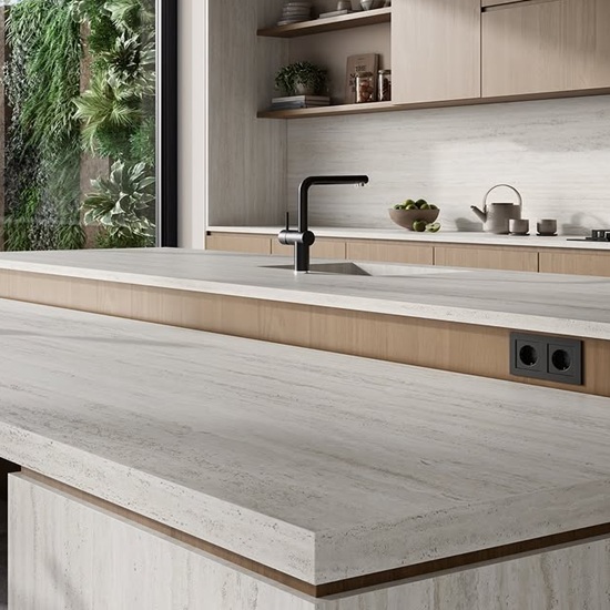 encimera Techlam Travertino Pearl en una cocina