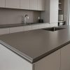 isla moderna en cocina blanca Ascale Blaze Gray