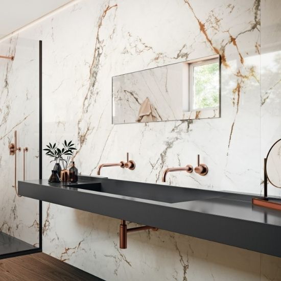 Baño con revestimiento pared en Coverlam Capraia