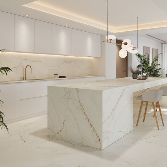 encimera Coverlam White Balance en cocina moderna con isla y cascadas