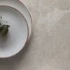 Encimera Arklam Gris Levante con platos y decoración natural para cocinas en Málaga.