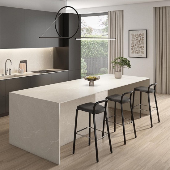 Cocina moderna con encimera Arklam Gris Levante en isla y gabinetes negros en Málaga.