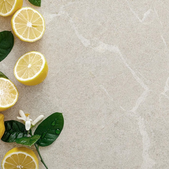 Encimera Arklam Gris Levante decorada con limones y elementos botánicos para cocinas en Málaga.