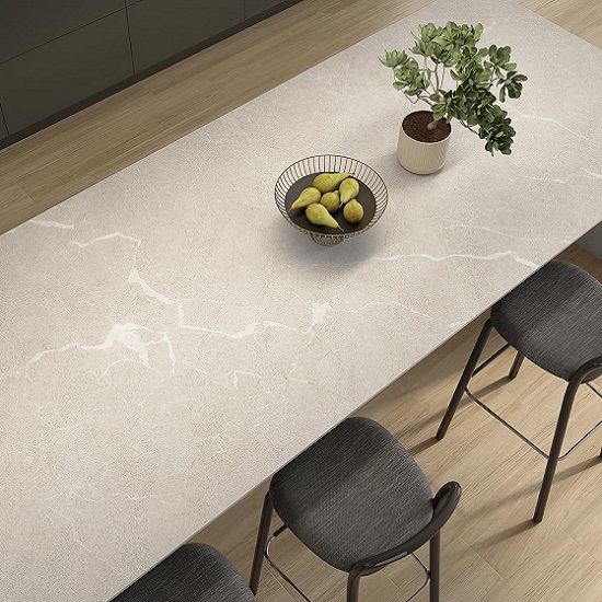 Isla de cocina con encimera Arklam Gris Levante y accesorios frutales en Málaga.