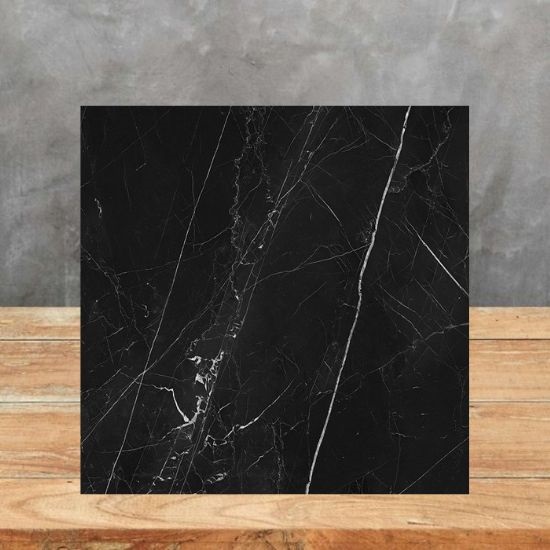 Muestra de encimera Arklam Negro Marquina negra con vetas blancas para diseños en Málaga.