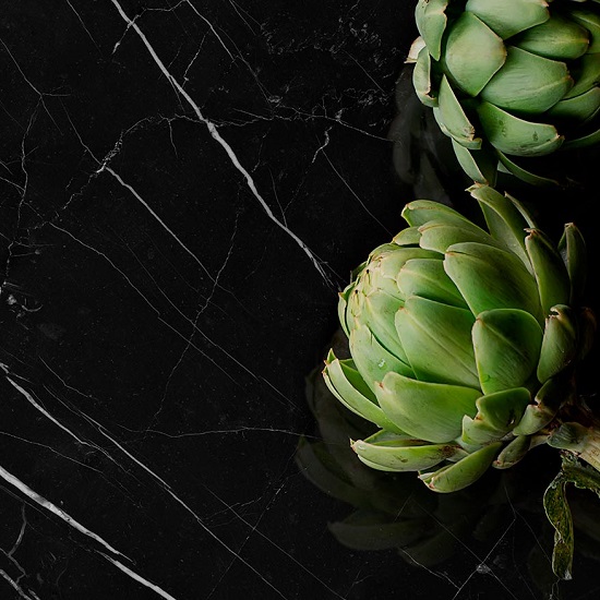 Encimera Arklam Negro Marquina decorada con alcachofas para cocinas en Málaga.