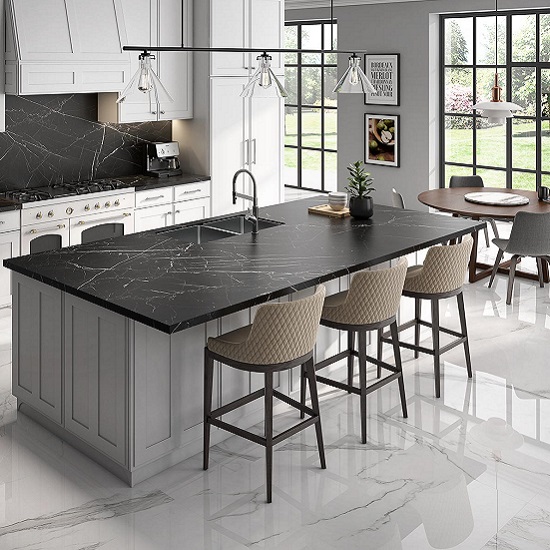 Cocina integral con encimera Arklam Negro Marquina y gabinetes blancos en Málaga.