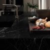 Detalle de encimera Arklam Negro Marquina con accesorios de cocina para proyectos en Málaga.