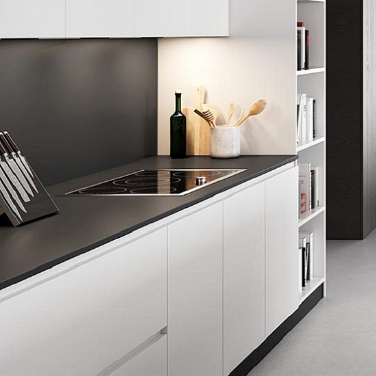 Encimera Arklam Pure Black pura negra mate para cocinas modernas en Málaga.