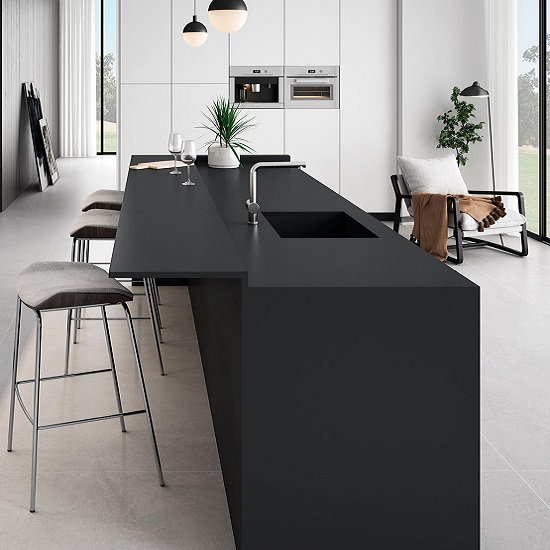 Isla de cocina con encimera Arklam Pure Black negra en diseño moderno para Málaga.