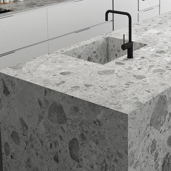 Isla con fregadero en encimera Arklam Amsterdam Grey, grifo negro y gabinetes blancos, ideal para espacios en Málaga