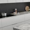 Isla de cocina con encimera Arklam Amsterdam Grey, vista al mar y taburetes negros, superficie duradera para hogares en Málaga