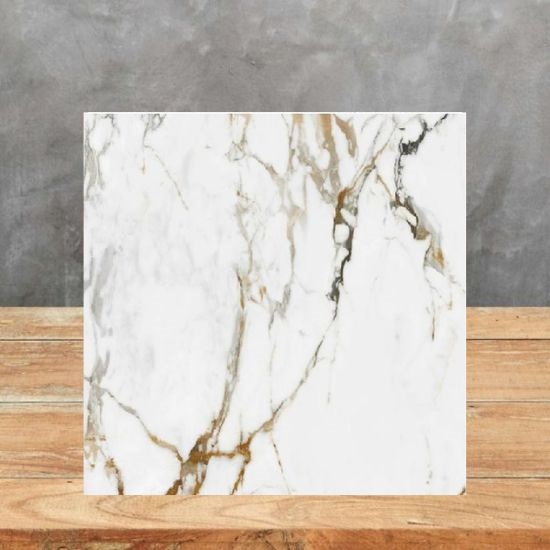 Muestra pequeña de encimera Arklam Calacatta Gold, superficie porcelánica resistente con vetas doradas para evaluaciones en Málaga