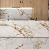 Isla de cocina con encimera Arklam Calacatta Gold, gabinetes de madera y fregadero, resistente para cocinas en Málaga