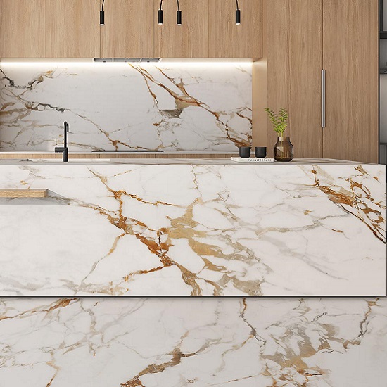 Isla de cocina con encimera Arklam Calacatta Gold, gabinetes de madera y fregadero, resistente para cocinas en Málaga