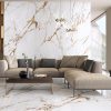 Salón con pared y suelo Arklam Calacatta Gold, sofá beige y lámpara, ideal para espacios lujosos en Málaga
