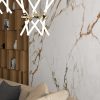 Pared con revestimiento Arklam Calacatta Gold y estantería de madera, resistente para interiores en Málaga