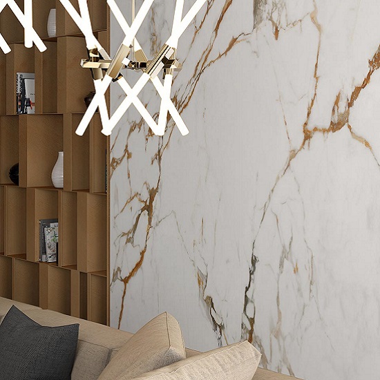Pared con revestimiento Arklam Calacatta Gold y estantería de madera, resistente para interiores en Málaga