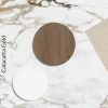 Paleta de muestras de encimera Arklam Calacatta Gold con madera y blanco, superficie porcelánica lujosa para diseños en Málaga