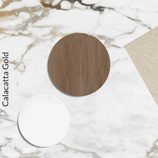 Paleta de muestras de encimera Arklam Calacatta Gold con madera y blanco, superficie porcelánica lujosa para diseños en Málaga