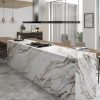 Isla de cocina con encimera porcelánica Arklam Calacatta Paonazzo, imitación mármol vetas doradas, instalación urgente en Marbella Málaga.