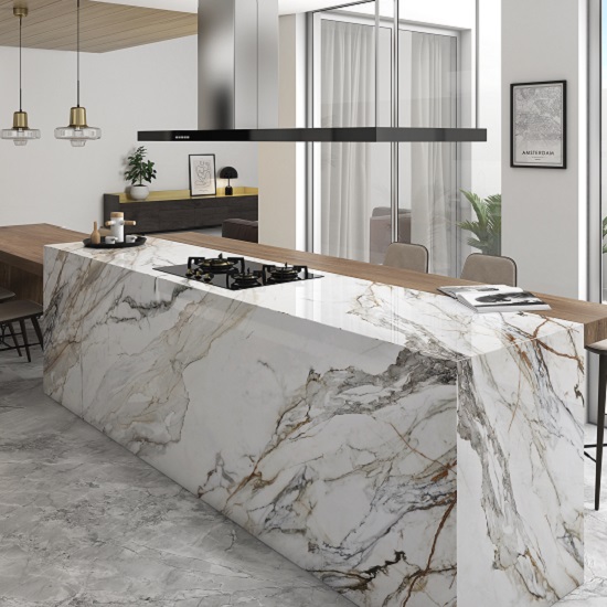 Isla de cocina con encimera porcelánica Arklam Calacatta Paonazzo, imitación mármol vetas doradas, instalación urgente en Marbella Málaga.