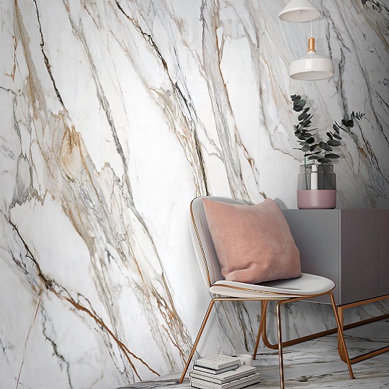 Encimera Arklam Calacatta Paonazzo en comedor contemporáneo Benalmádena, higiénica para familias en Costa del Sol.