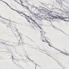 Textura detallada de Arklam Lilac blanca con vetas lilas en patrón marmóreo intenso.