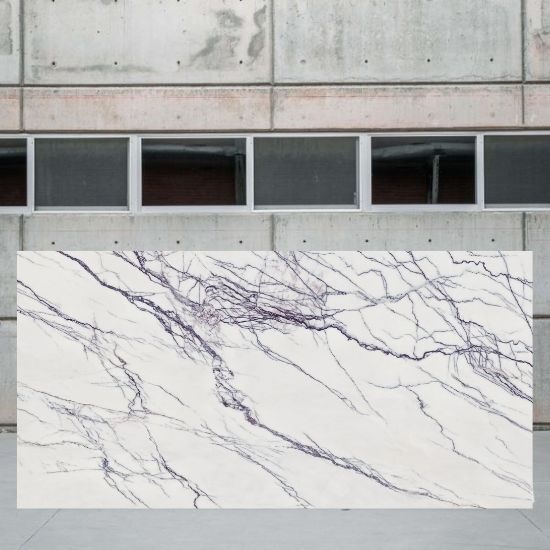 Losa grande de Arklam Lilac blanca veteada en entorno industrial interior.