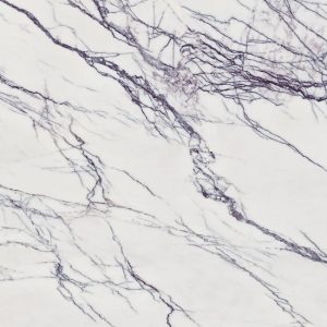 Textura detallada de Arklam Lilac blanca con vetas lilas en patrón marmóreo intenso.