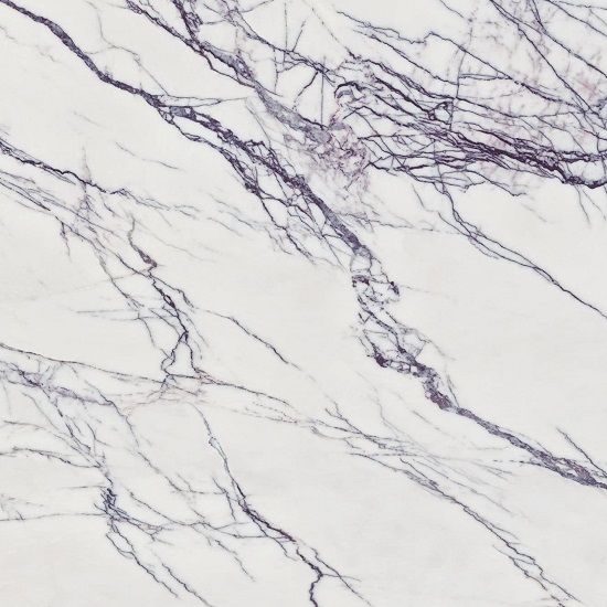 Textura detallada de Arklam Lilac blanca con vetas lilas en patrón marmóreo intenso.