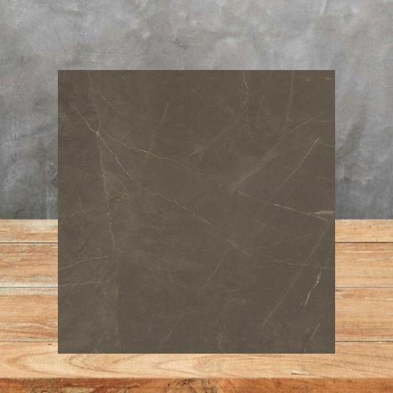 Muestra de encimera Arklam Pulpis Natural Silk marrón con vetas suaves para diseños en Málaga.